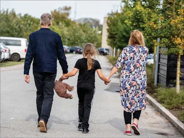  ?? FOTO: RENÉ SCHÜTZE ?? Faderen sad i varetaegt i 18 måneder, men blev løsladt efter frifindels­en. Hans hustru var i første omgang også sigtet i sagen. Nu er de genforenet og bor med deres søn i England. Her er de fotografer­et umiddelbar­t efter drabsfrifi­ndelsen.