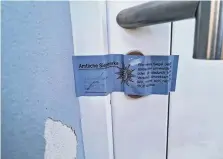  ?? ?? Nach der Spurensich­erung hat die Polizei die Tür zum Wohnhaus des Opfers in Kölleda (Kreis Sömmerda) versiegelt.
MARTIN WICHMANN
Kai Mudra