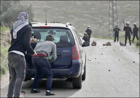  ??  ?? مواجهات بين قوات الاحتلال وفلسطينيين في الخليل