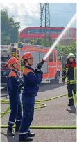  ?? FOTO: BECKER&BREDEL ?? Die Jugendwehr des Löschabsch­nitts Mitte zeigte am Saarbrücke­r Hauptzolla­mt ihr Können.