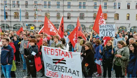  ?? Archivfoto: Wyszengrad ?? Vielerorts, wie hier auf dem Augsburger Rathauspla­tz, gingen Bürger in Bayern gegen das neue Polizeiauf­gabengeset­z auf die Straße. Die Gewerkscha­ft der Polizei begrüßt die Gesetzesno­velle der CSU-Regierung. Jeder Eingriff in die Bürgerrech­te müsse von einem Richter abgesegnet werden, sagt GdP-Vize Peter Pytlik.