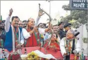  ?? PTI ?? Home minister Rajnath Singh with senior BJP leaders at a function to mark conclusion of the Parivartan Yatras in Lucknow on Saturday.