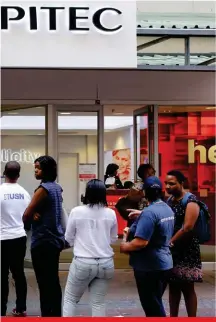  ??  ?? HOOFFOTO: Capitec Bank is die tweede grootstee kleinhande­lsbank in Suid- Suid-Afrika. Afrika. Altesaam 120 000 nuwe rekeninge word maandeliks daar geopen. Die bloedjong Gabriel Bernarde (BO), sy ewe jong vriend van skooldae Aidan Lau en die...