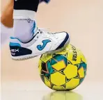  ?? ?? Der Ball beim Futsal ist kleiner, schwerer und springt weniger als beim Fußball.