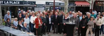  ??  ?? Pendant la dégustatio­n de l’apéritif sur la place Portalis, en compagnie des principaux responsabl­es dont le président Victor Goffi (au centre).