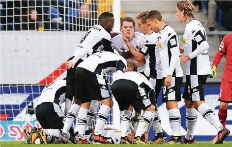  ?? FOTO: DPA ?? Teambuildi­ng der besonderen Art: Die Mönchengla­dbacher Kollegen feiern Matthias Ginter nach dem Tor zum 2:1.