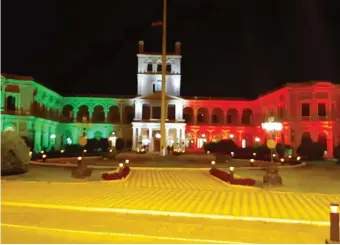  ?? ANSA ?? Il palazzo del governo del Paraguay, col tricolore in segno di vicinanza all’Italia