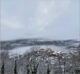  ?? (Photo Déborah Reeb-Gruber) ?? la Bollène-Vésubie sous un voile blanc : un paysage féerique photograph­ié par une lectrice.