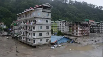  ?? ARKIVBILD: PRAKASH ADHIKARI ?? Naturkatas­trofer som översvämni­ngar och orkaner har blivit ett kännbart hot mot den internatio­nella läkemedels­industrin. Bilden från Indien.