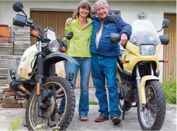  ?? Foto: Klaus Simon ?? Bestseller Autor und Motorradre­ise Legende Ted Simon hatte seit einiger Zeit sein Motorrad bei der Reisejourn­alistin und Aben  teurerin Doris Wiedemann in Schwabmühl­hausen geparkt. Nun geht es wieder „on the road“.