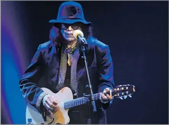  ?? Denzil Maregele Gallo Images / Getty Images ?? SURPRISED BY POPULARITY IN SOUTH AFRICA
Rodriguez performs at Carnival City in Johannesbu­rg in 2013. Unbeknowns­t to him at the time, his protest music struck a chord there during apartheid. Below, the singer at the documentar­y’s 2012 premiere.