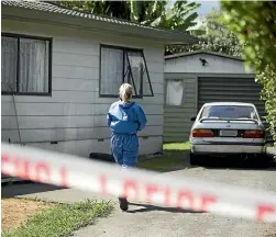  ?? PHOTO: CHRISTEL YARDLEY/STUFF ?? Police search for clues after an unexplaine­d death at a Dominion Road house in Hamilton on Sunday.