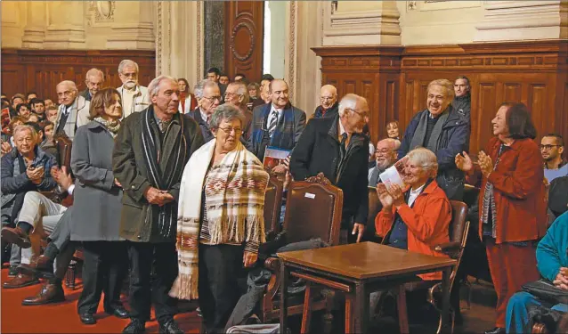  ?? FOTOS: MARCELO SILVESTRO ?? MAESTROS. En el centro de la imagen, Silvia Braslavsky junto a Juan Carlos Gottifredi y Carlos Abeledo. Los tres renunciaro­n luego de la Noche de los Bastones Largos.