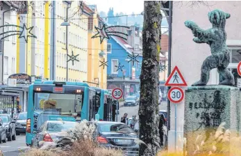  ?? FOTO: CF ?? Die Stadtwerke liefern zwar nur noch Ökostrom und bewerben das auch auf den Bussen, doch die sollen aus Kostengrün­den weiter mit Dieselantr­ieb fahren.