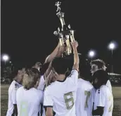  ?? FOTO CÉSAR NEYOY-BES ?? TRAS GANAR LA FINAL DE SLSA CONTRA CHIVAS, jugadores del Yuma Madrid celebran levantando el trofeo de campeones en la liga sanluisina, el pasado 2 de noviembre.