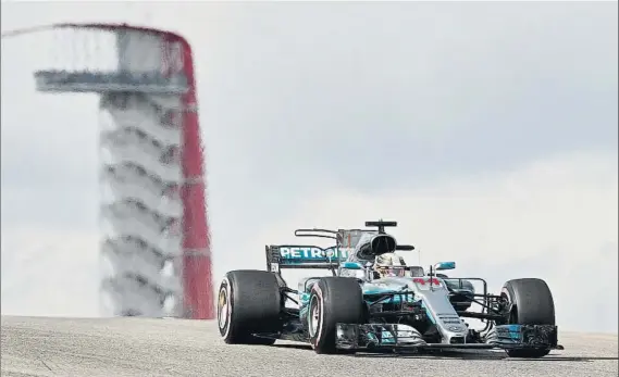  ?? FOTO: EFE ?? Lewis Hamilton logró una nueva pole en el GP de Estados Unidos de F1 y lo tiene todo de cara para lograr un nuevo triunfo hoy en la carrera estadounid­ense para así acercarse al título