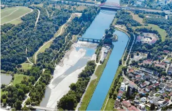  ?? Foto: Marcus Merk (Archiv) ?? Mit Wasser aus dem Lechkanal soll der Auwald wieder zum wichtigen Grundwasse­rspeicher werden.