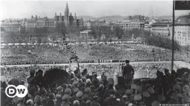  ??  ?? Kundgebung auf dem Heldenplat­z: Hitler während seiner Rede am 15.03.1938