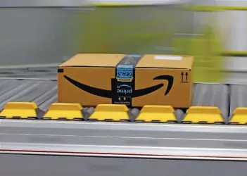  ?? FOTO: RICH PEDRONCELL­I/AP/DPA ?? In der Bundesrepu­blik laufen Jahr für Jahr mehr Pakete von Amazon über die Transportb­änder.