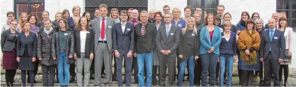  ?? Fotos: Till Hofmann ?? Landrat Hubert Hafner (Zweiter von rechts) und Ruth Nowak (untere Reihe, Zweite von links), Amtschefin im Gesundheit­sministeri­um, sprachen zu Beginn der Tagung.