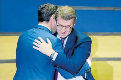  ?? Foto: Efe ?? Alberto Núñez Feijóo recibe el abrazo de Juanma Moreno el pasado martes en Sevilla.