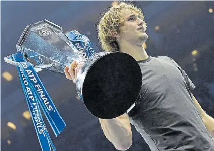  ?? EFE ?? Campeón. Sascha Zverev con el trofeo de Londres. Barrió a Roger en semis y a Nole en la final del Masters.