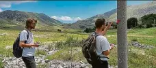  ??  ?? Čeští dobrovolní­ci značí v Albánii turistické cesty. 2x foto: R. Dobra