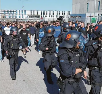  ?? Foto: Klaus Rainer Krieger ?? Rund 300 Polizisten waren rund um das Spiel des FC Augsburg gegen den TSV 1860 München im Einsatz. Die Kosten dafür dürf ten etwa 150 000 Euro betragen haben.