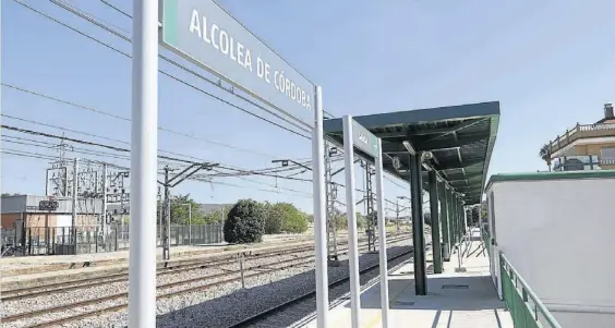  ?? A.J. GONZÁLEZ ?? La parada del cercanías de Alcolea, que quedará unida con Villarrubi­a con una veintena de recorridos diarios.