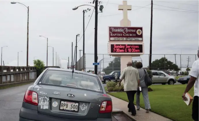  ?? © William Widmer/New York Times ?? Amerikaans­e gelovigen verzamelen zich om de dienst bij te wonen in New Orleans.