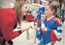  ?? JASON BAIN/EXAMINER FILE PHOTO ?? Olympian Hannah Darling of Warsaw shows her medal to Blake and Jasmine Hinze on Aug. 25, 2016 in Peterborou­gh, Ont. The rugby star is among Don Barrie’s most influentia­l Peterborou­gh athletes.