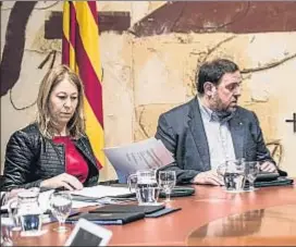 ?? XAVIER CERVERA ?? Munté, junto a Oriol Junqueras en el Consell Executiu de ayer