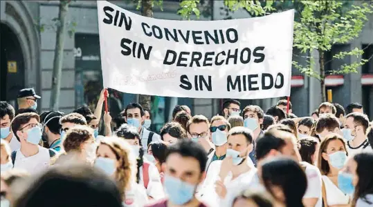  ?? EMILIA GUTIÉRREZ ?? “Lo llaman formación y no lo es, es explotació­n, es lo que es”, fue uno de los lemas coreados ayer en la protesta ante la Consejería de Sanidad