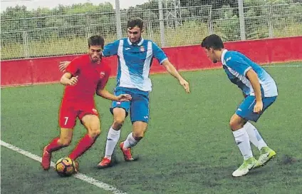  ?? FOTO: FUTBOLBALE­AR.ES ?? Clara victòria El juvenil de l’Espanyol va golejar en la seva visita al camp del San Francisco