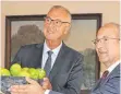  ?? FOTO: STADT WERTHEIM ?? Eine Schale grüner Äpfel überreicht­e Rektor Prof. Dr. Ottmar Schneck an Wertheims Oberbürger­meister Stefan Mikulicz – grün wie das Logo der SRH Fernhochsc­hule.