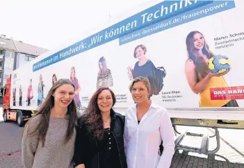  ?? FOTO: WILFRIED MEYER/HWK ?? Die Meisterinn­en (v.l.) Maren Schmuck, Anne Lippek und Sara Carlsson werben auf diesem Truck mit ihren Konterfeis für mehr Nachwuchs.