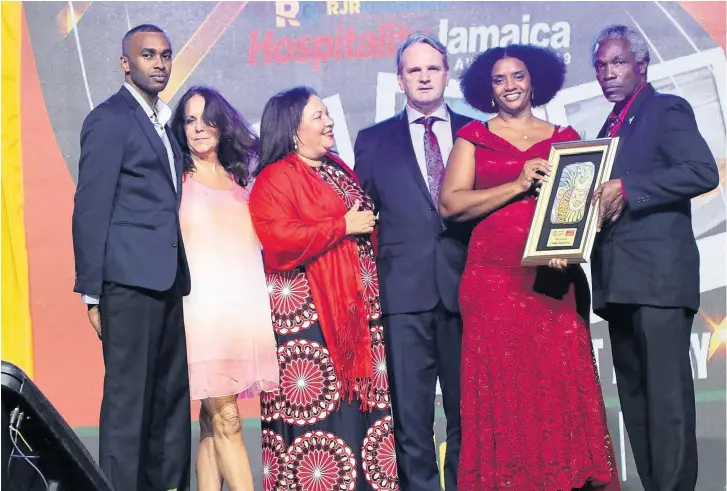  ?? PHOTO BY ASHLEY ANGUIN ?? Gleaner News Editor Adrian Frater presents the Best in Cuisine award to the Couples Swept Away team.