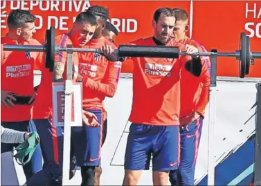  ??  ?? FUERZA. Godín ultima su puesta a punto para estar disponible en el partido contra el Real Madrid.