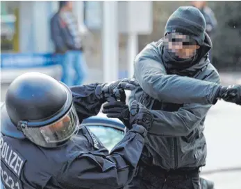  ?? FOTO: DPA ?? Die CDU will Angriffe auf Polizisten härter ahnden – nach dem Vorbild einer Ermittlung­skonzeptio­n, die in Offenburg bereits erfolgreic­h umgesetzt wird.