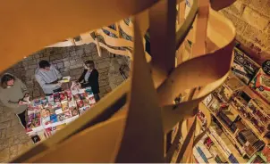  ??  ?? La libreria Vecchie Segherie Mastrotota­ro si trova all’interno di un bastione del 1400 che, fino agli anni Novanta, è stato utilizzato come segheria per produrre imballaggi per l’export. DALLE SCATOLE AI LIBRI