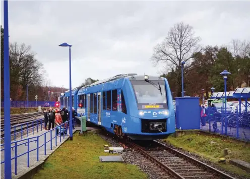  ?? Foto: nd/Nicolas Šustr ?? Die Wasserstof­f-Zukunft rollt am Montagmorg­en am Bahnhof Basdorf ein.