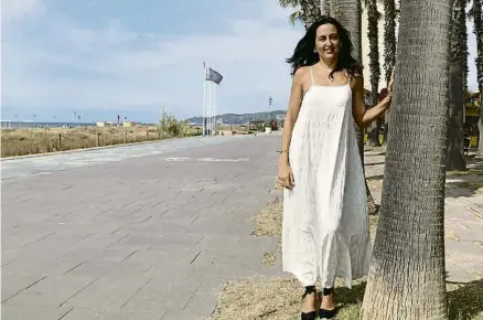  ?? L.B.G. ?? Esther Niubó al passeig marítim de Castelldef­els, municipi on viu