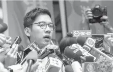  ?? AGENCE FRANCE PRESSE ?? Pro-democracy activist Nathan Law speaks to the media outside the Court of Final Appeal after he and Joshua Wong’s (not pictured) bail applicatio­n were successful at Hong Kong’s highest court.