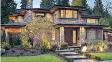  ??  ?? This North Vancouver home, which is the work of Shakespear­e Homes & Renovation­s, features a coach house.