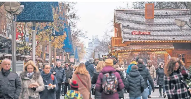  ?? FOTO: TANJA PICKARTZ ?? Gerade an den Wochenende­n war der Besucheran­drang auf dem Duisburger Weihnachts­markt groß.
