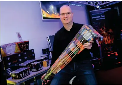  ?? FOTO: D. STANIEK ?? Pyrotechni­ker Sascha Krumbach mit einem Bündel klassische­r Feuerwerks­raketen, die in den vergangene­n Jahren immer weniger nachgefrag­t werden.
