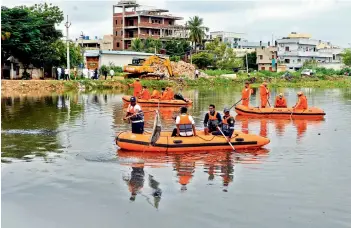  ?? —P.SURENDRA ?? A disaster response management team conducts rescue operation in Saroornaga­r Lake on Monday after Naveen Babu went was missing.