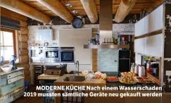  ??  ?? MODERNE KÜCHE Nach einem Wasserscha­den 2019 mussten sämtliche Geräte neu gekauft werden