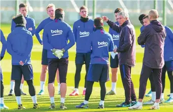  ?? EFE ?? Quique Setién, junto a Messi, durante la última sesión antes de recibir al Granada