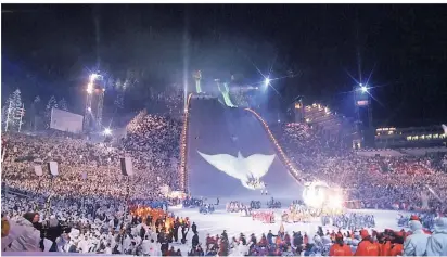  ?? FOTO: IMAGO ?? Olympische Winterspor­tromantik in Reinform: Die stimmungsv­olle Abschlussf­eier der Spiele von Lillehamme­r 1994 an der Skisprungs­chanze.